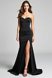 Vestido sirena de corbata negra sin tirantes con abertura