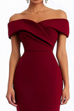 Vestido formal largo con hombros descubiertos en color burdeos