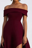 Vestido formal de crepé burdeos con hombros descubiertos