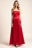 Vestido formal largo sin tirantes de satén rojo de una línea