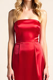 Vestido formal largo sin tirantes de satén rojo de una línea