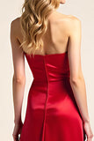 Vestido formal largo sin tirantes de satén rojo de una línea