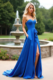 Un vestido formal largo de novia azul real de línea con abertura