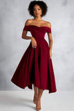 Burdeos Un vestido formal midi con hombros descubiertos