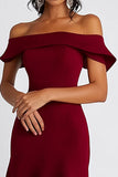 Burdeos Una línea con hombros descubiertos Vestido formal hasta la rodilla