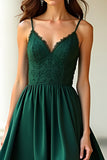 Vestido formal largo largo de encaje con tirantes de espagueti verde oscuro de una línea