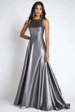 Vestido formal largo de satén gris acero con cuello barco de una línea