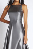 Vestido formal largo de satén gris acero con cuello barco de una línea
