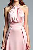 Vestido formal largo plisado halter de raso rosa de una línea