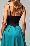 Un vestido formal de pavo real largo de satén con tirantes finos