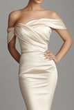 Vestido formal largo de satén con champán de sirena con hombros descubiertos
