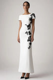 Vestido formal largo largo de crepé con apliques con cuello barco blanco
