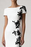 Vestido formal largo largo de crepé con apliques con cuello barco blanco