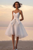 Vestido de graduación blanco satinado de una línea con lazos