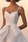 Vestido de graduación blanco satinado de una línea con lazos
