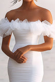 Vestido de graduación blanco asimétrico con volantes y hombros descubiertos