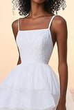 Vestido de graduación blanco de encaje escalonado de una línea