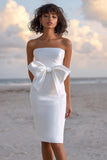 Vestido de graduación blanco satinado sin tirantes con lazo