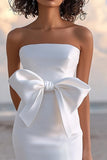 Vestido de graduación blanco satinado sin tirantes con lazo