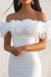 Vestido de graduación blanco con volantes ajustados con hombros descubiertos