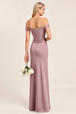 Vestido largo de dama de honor de satén malva vintage con hombros descubiertos con abertura