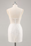 Mini vestido de graduación blanco con escote en V y lentejuelas