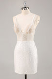 Mini vestido de graduación blanco con escote en V y lentejuelas
