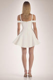 Mini vestido de graduación con volantes de línea A blanco con hombros descubiertos