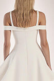 Mini vestido de graduación con volantes de línea A blanco con hombros descubiertos