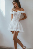 Vestido corto de graduación de encaje con volantes de línea A color blanco con hombros descubiertos
