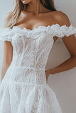 Vestido corto de graduación de encaje con volantes de línea A color blanco con hombros descubiertos