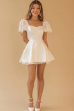 Vestido de graduación de satén de encaje de línea A blanco con mangas cortas