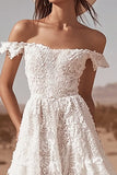Vestido de novia boho de encaje blanco con hombros descubiertos
