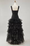 Vestido formal alto y bajo de organza negra de línea A con abertura de volantes