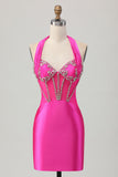Vestido de regreso a casa de satén sin espalda halter fucsia con pedrería