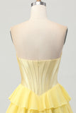 Corsé sin tirantes amarillo Un vestido de regreso a casa escalonado de línea