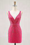 Vestido de fiesta corto con cuentas y cuello en V fucsia