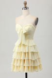 Vestido de regreso a casa sin tirantes amarillo de una línea escalonada con lazo
