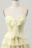Vestido de regreso a casa sin tirantes amarillo de una línea escalonada con lazo