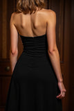 Vestido de cóctel negro con tirantes y volantes
