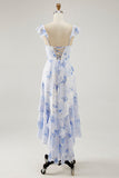 Vestido de invitada de boda con volantes con estampado floral azul