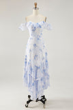 Vestido de invitada de boda con volantes con estampado floral azul