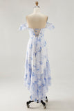 Vestido de invitada de boda con volantes con estampado floral azul