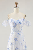 Vestido de invitada de boda con volantes con estampado floral azul