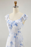 Vestido de invitada de boda con volantes con estampado floral azul