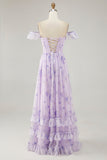Vestido de dama de honor con volantes de una línea con estampado de flores de lavanda con abertura