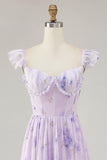 Vestido de dama de honor con volantes de una línea con estampado de flores de lavanda con abertura