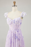 Vestido de dama de honor con volantes de una línea con estampado de flores de lavanda con abertura