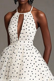 Vestido blanco de lunares negros con corte halter de línea A