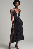 Vestido de cóctel de verano midi blanco con lunares blancos y escote en V profundo negro con abertura